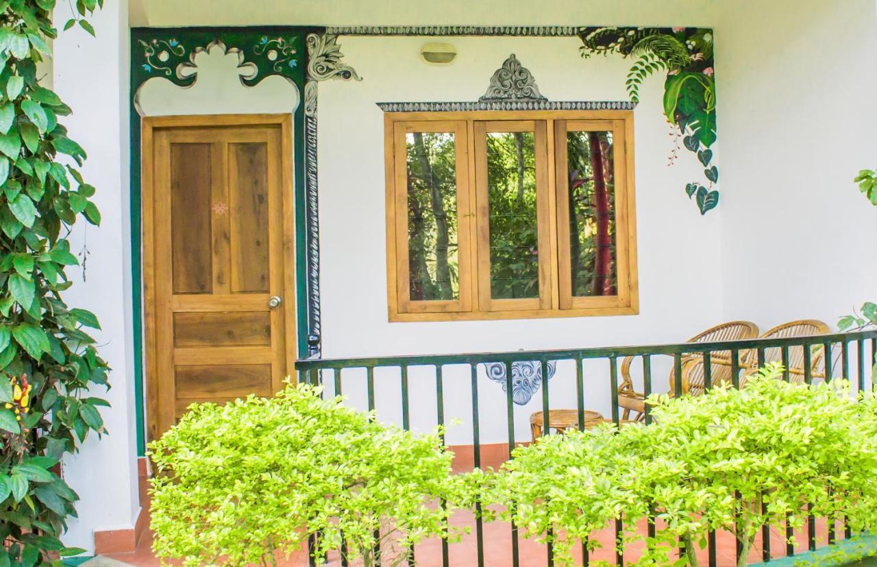 Chrissie'S Hotel Thekkady Extérieur photo