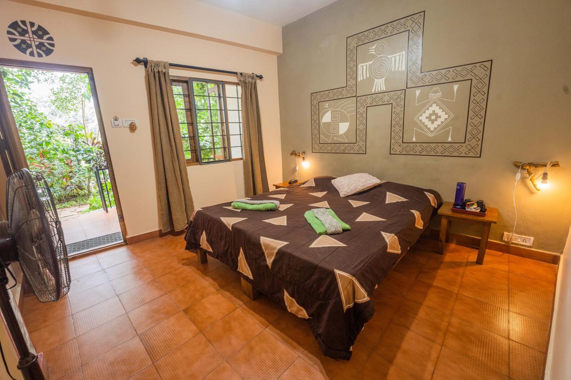 Chrissie'S Hotel Thekkady Extérieur photo
