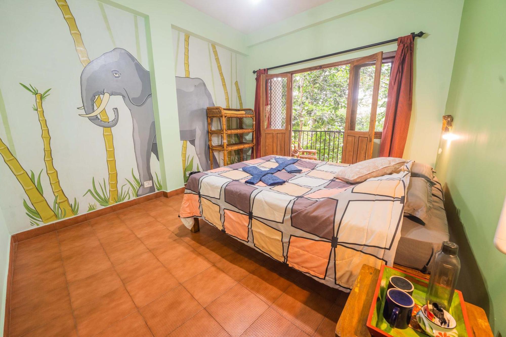Chrissie'S Hotel Thekkady Extérieur photo